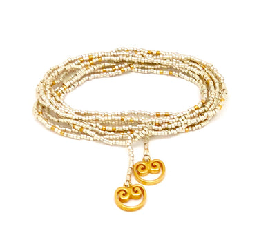 Collar enredable plata detalles dorados.